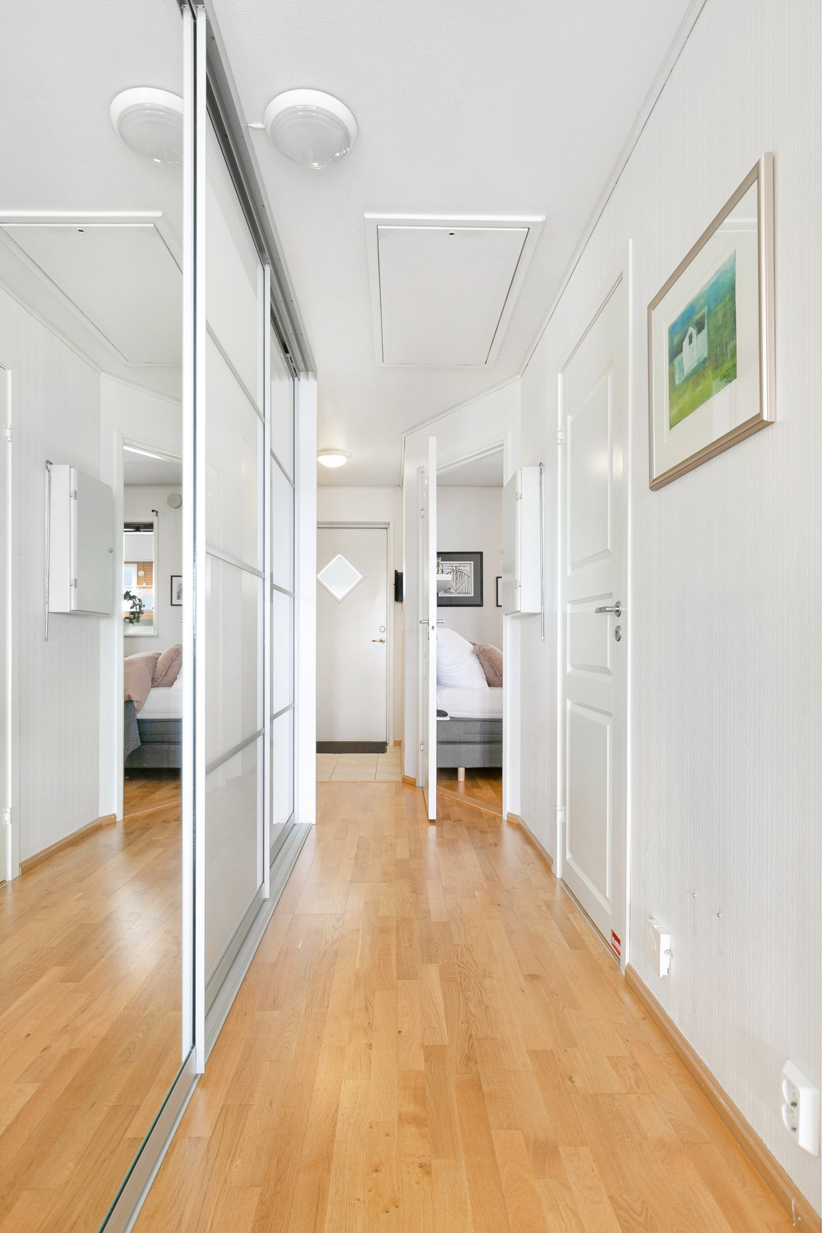 Fastmontert skyvedørsgarderobe med hyllesystem - I tillegg et praktisk loft med masse lagringsplass