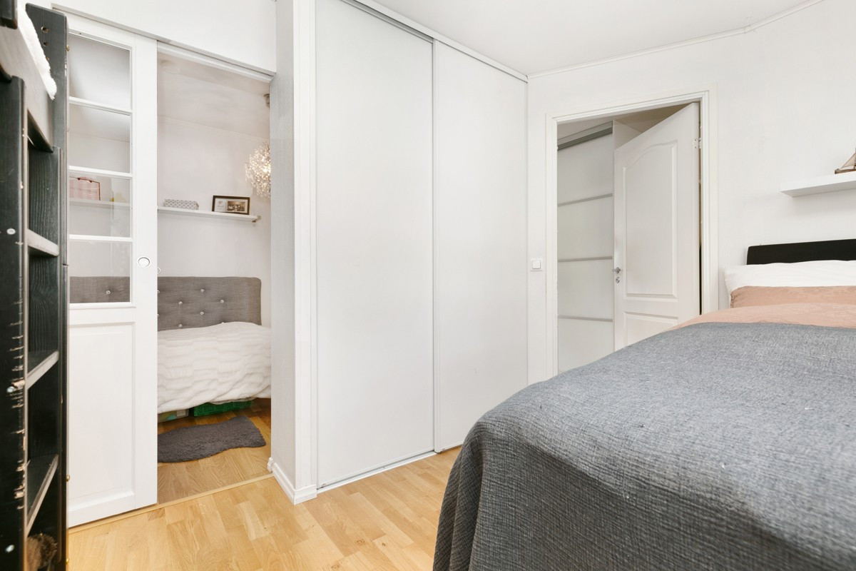 Det er oppført skyvedørsgarderobe på soverommet