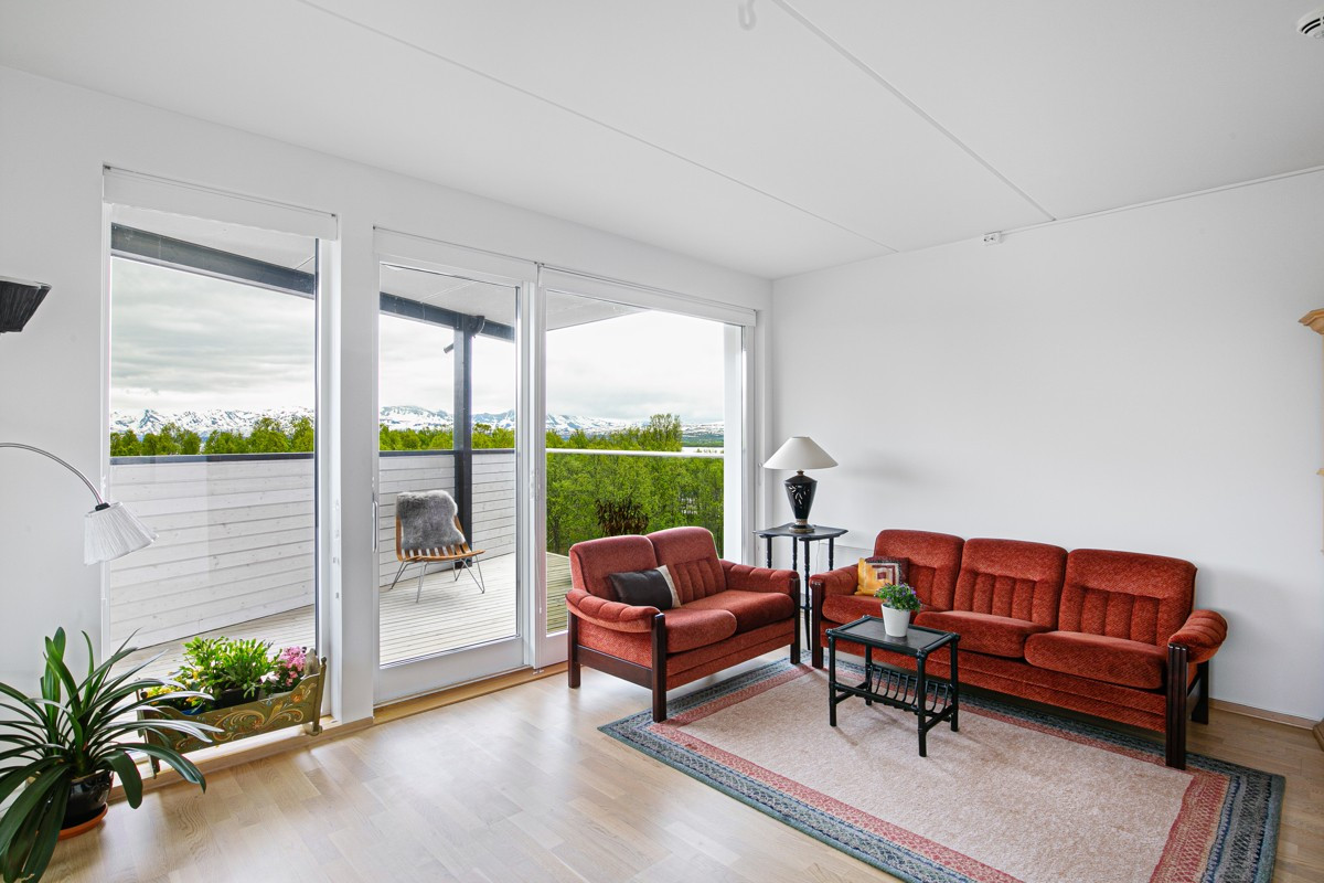 Moderne eierseksjon med effekktiv planløsning og solfylt terrasse
