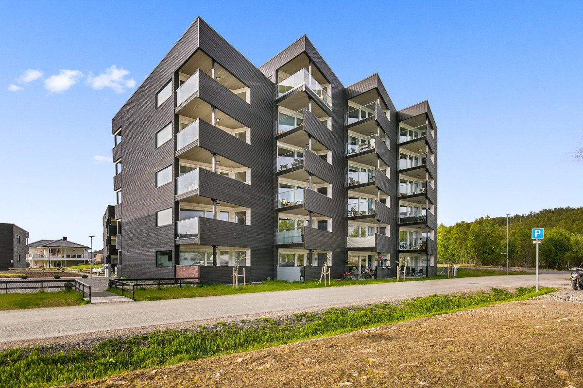 Bygningsmassen har en presentabel fasade og eiendommen er pent opparbeidet
