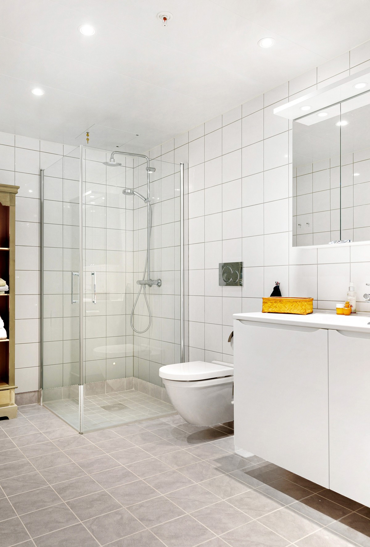Downlights, stor dusjnisje og varme i gulv