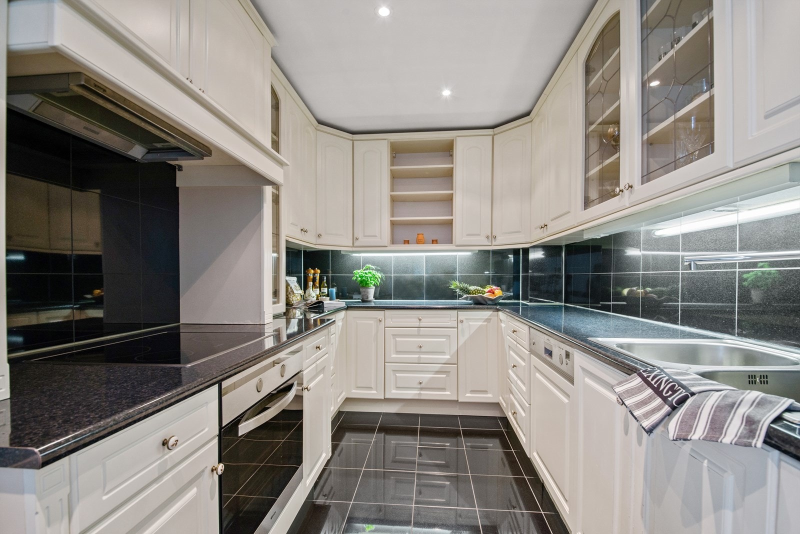 Det er integrerte hvitevarer som stekeovn, oppvaskmaskin, kombinert kjøl/frys og en bred koketopp Galleribilde