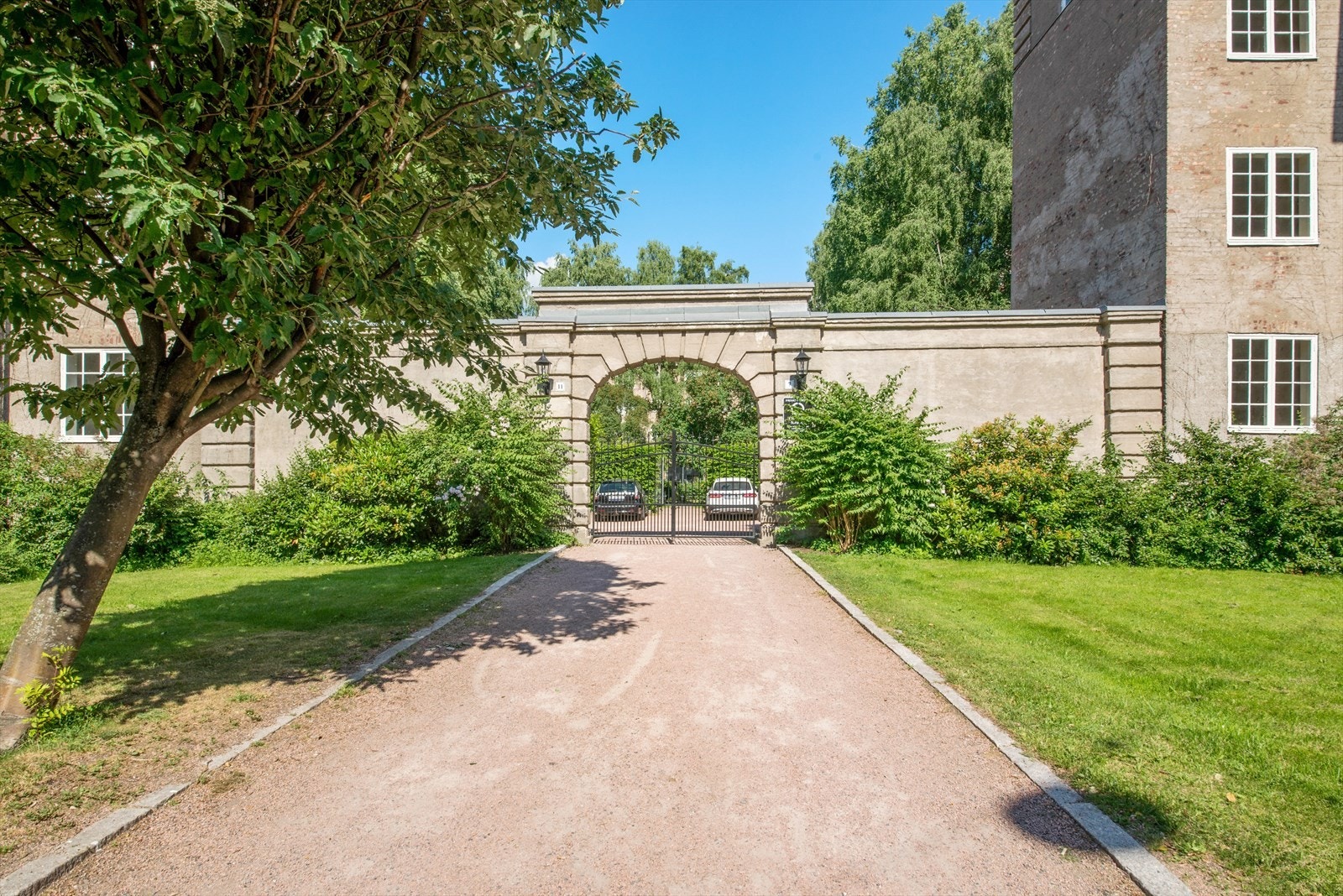Boligen ligger i et sjarmerende bygård i engelsk stil Galleribilde
