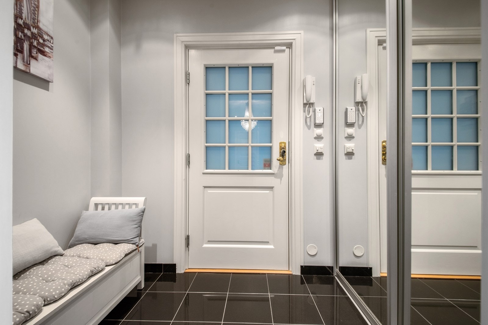 Det er enkelt å skape en hyggelig velkomst i dette fine inngangspartiet Galleribilde