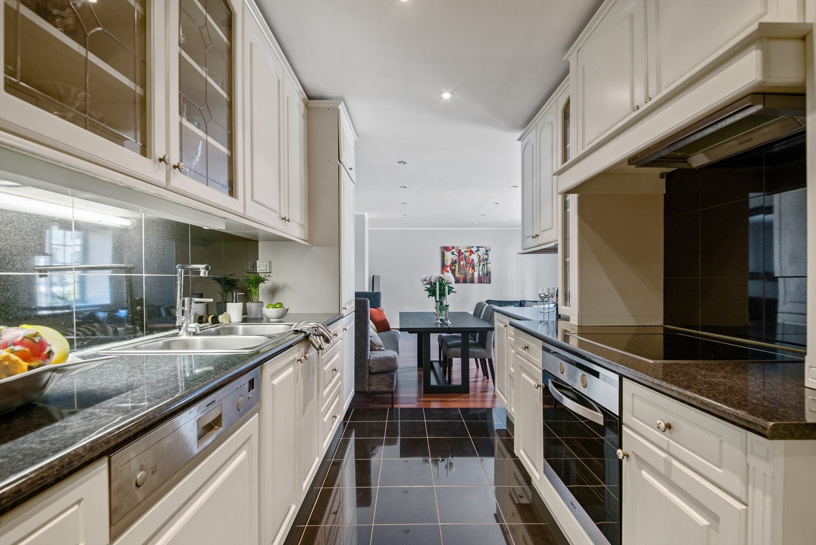 Kjøkkenet ligger delvis åpent til stuen Galleribilde