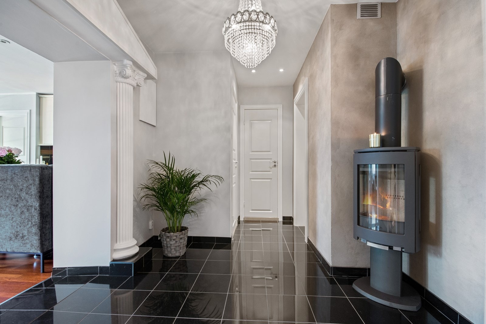 Entree med peisinnsats og mulighet for bruk av peisen Galleribilde