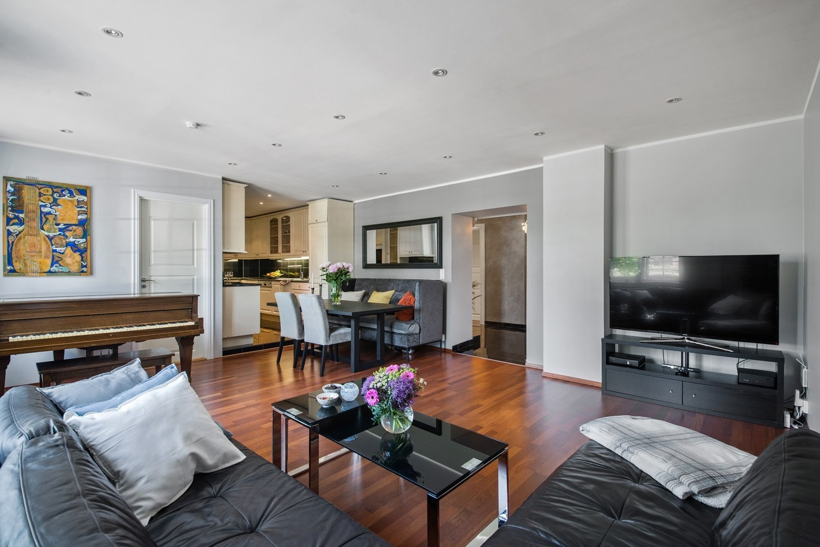 Flott stue med mange møbleringsmuligheter. Galleribilde