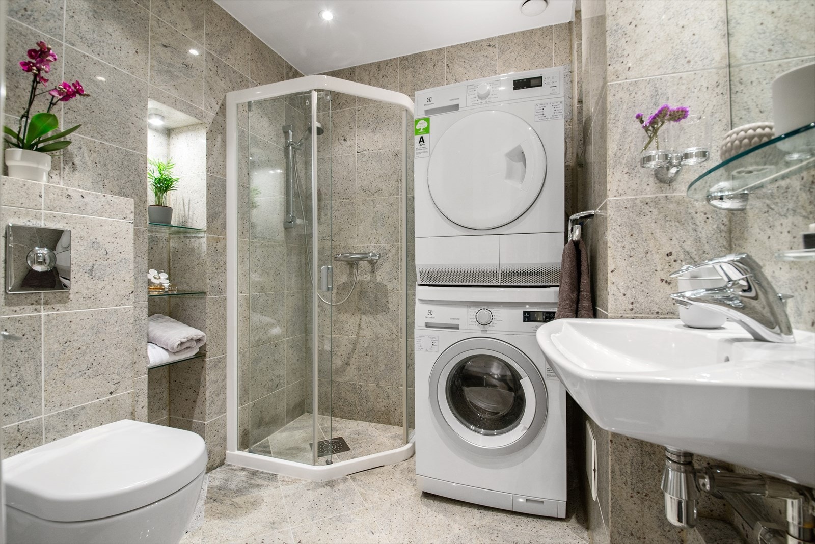 Badet har dusjkabinett og opplegg for vaskemaskin Galleribilde