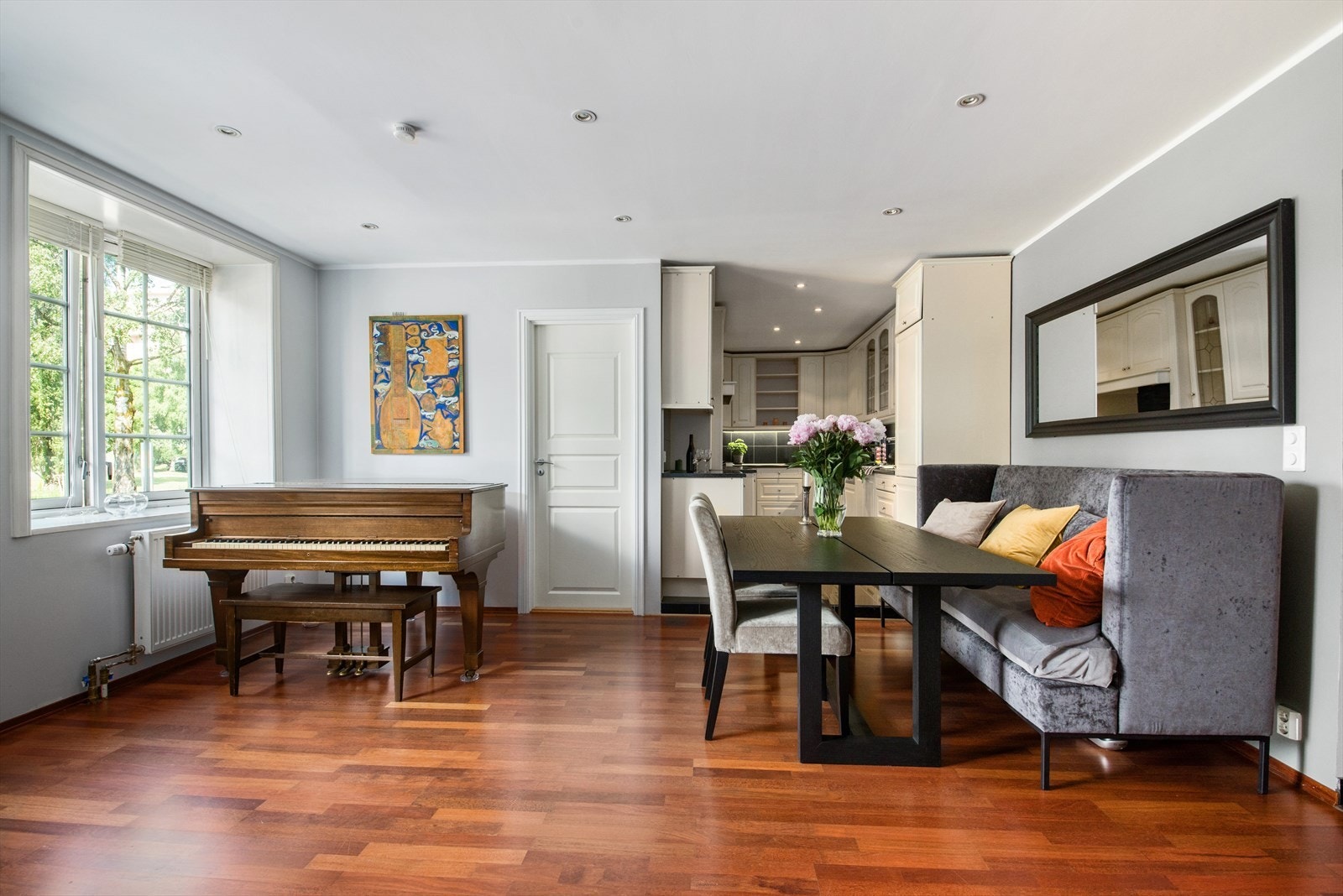 Den trivelige stuen er smakfullt innredet med parkett på gulv og lyse flater ellers Galleribilde