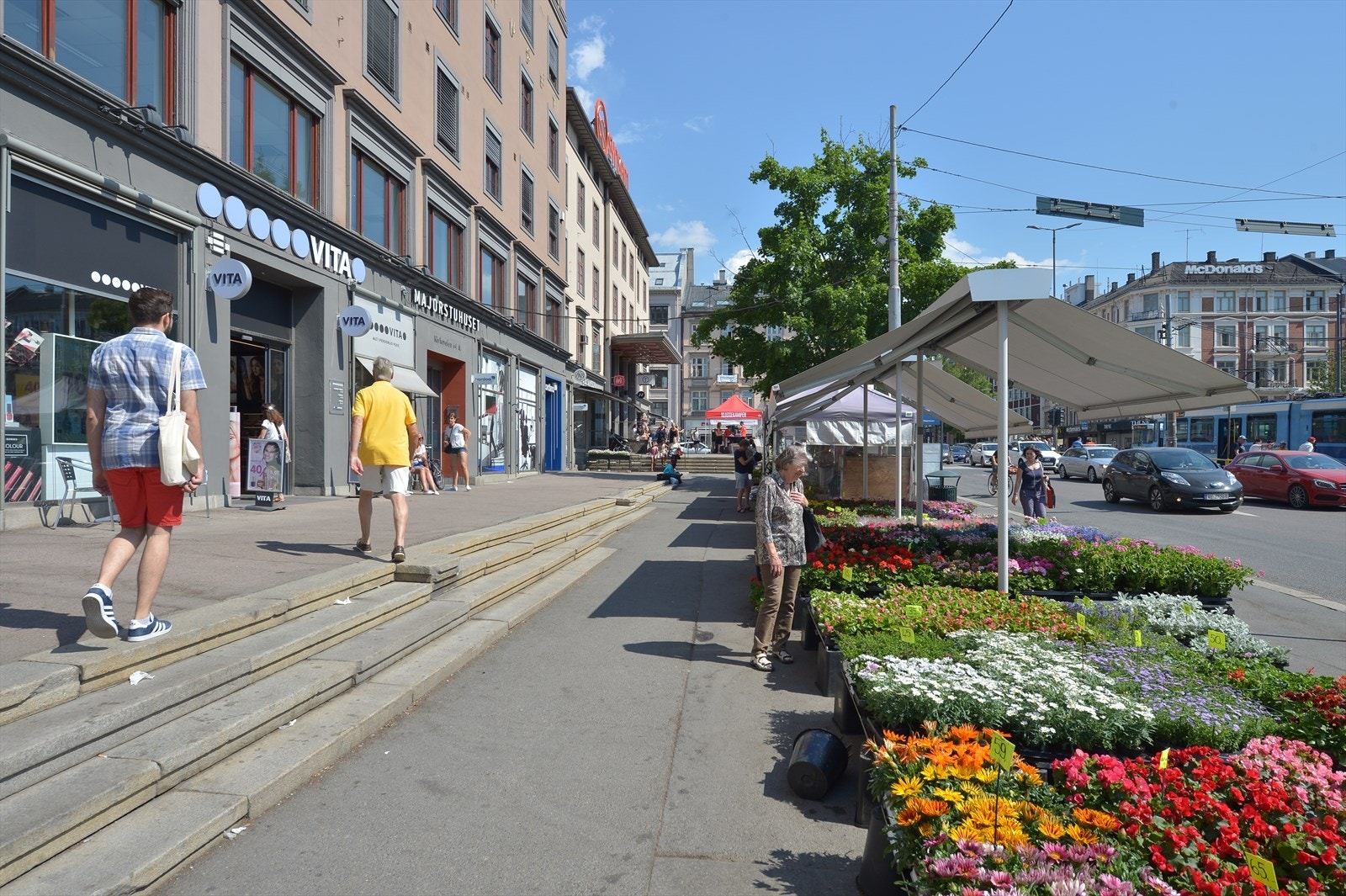 Majorstuen med hyppige avganger med t-bane, buss og trikk. Galleribilde