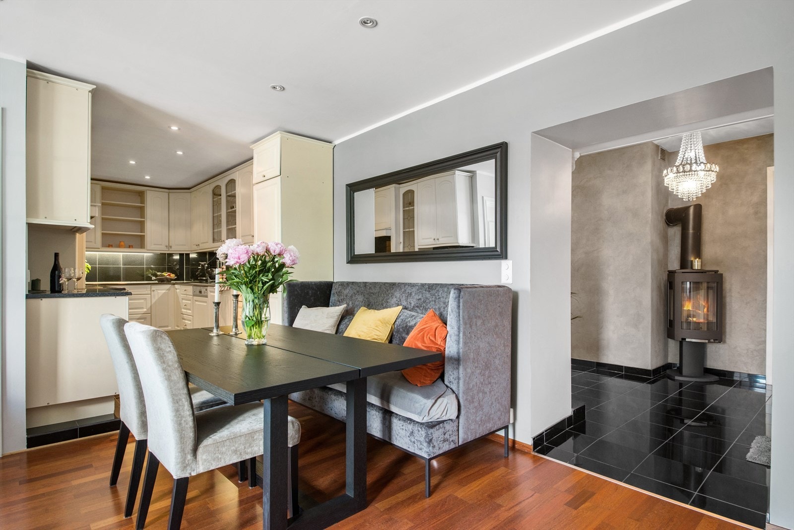 Det er en hyggelig spiseplass i enden av kjøkkenet Galleribilde