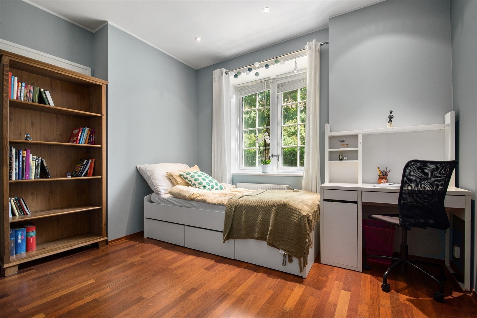 Koselige sprossevinduer skaper nydelige lysforhold. Rommet vender ut mot bakhagen. Galleribilde