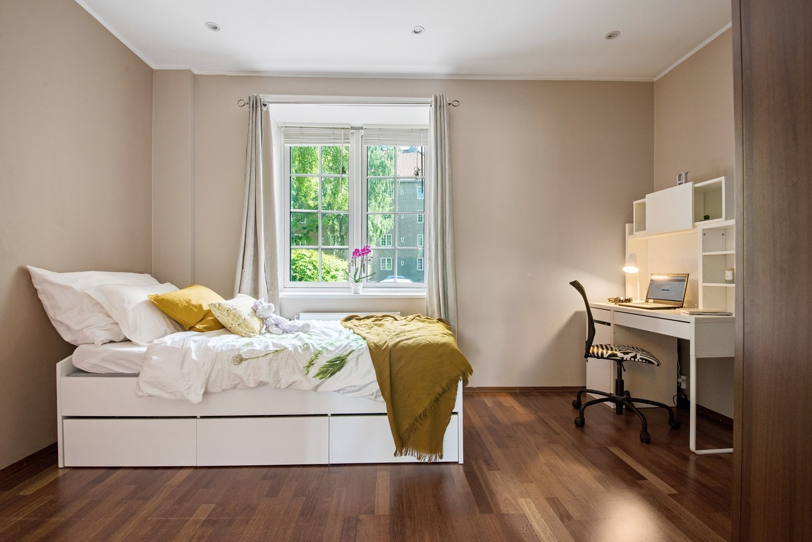 Leiligheten har tre pene soverom. 2 vender ut mot felles grønn bakgård. Galleribilde