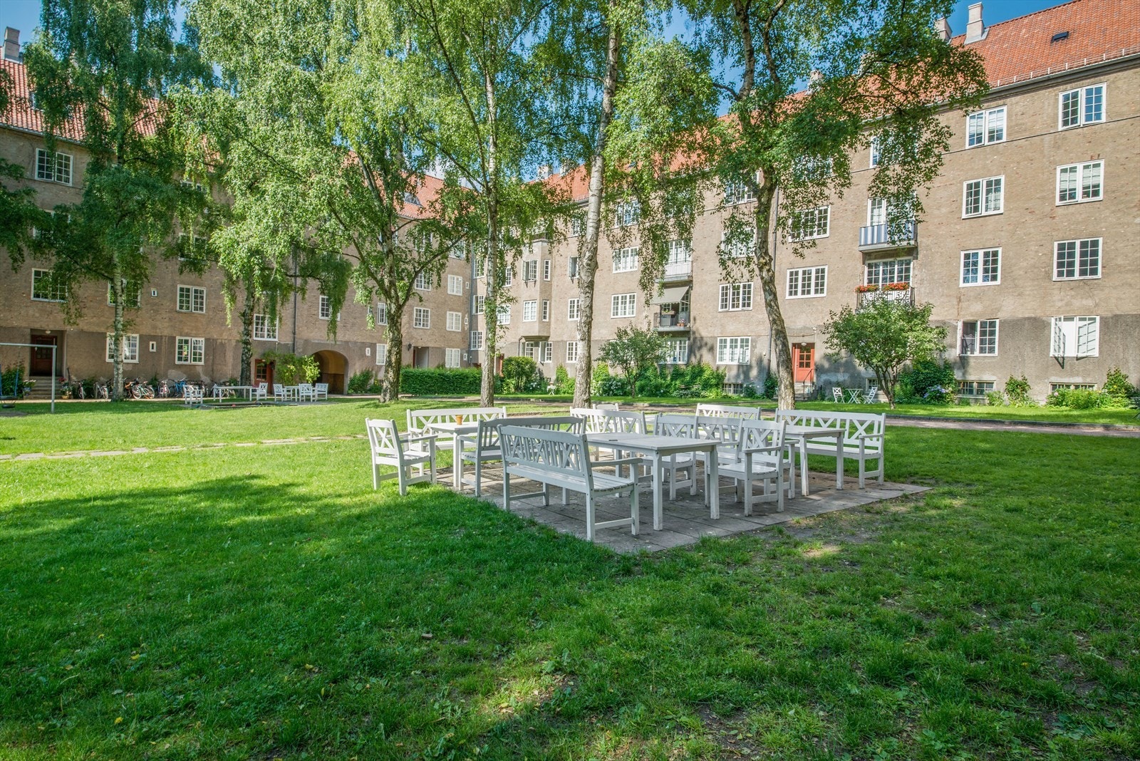 Det er enkelt å se for seg utehygge på solrike dager i disse fine omgivelsene Galleribilde