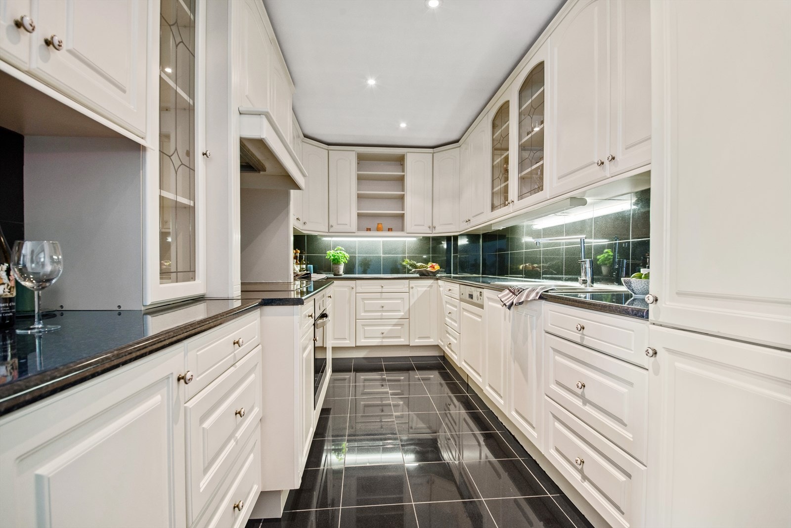 Det flotte kjøkkenet har mye skap- og benkeplass Galleribilde