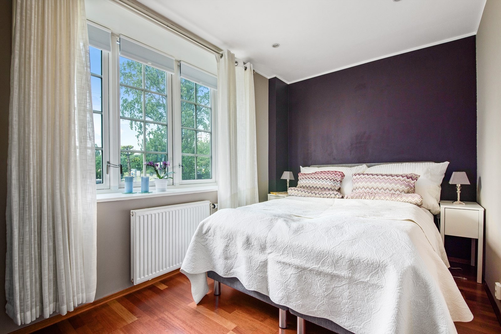 Radiatorer med fjernvarme varmer effektivt opp rommene til behagelig temperatur Galleribilde