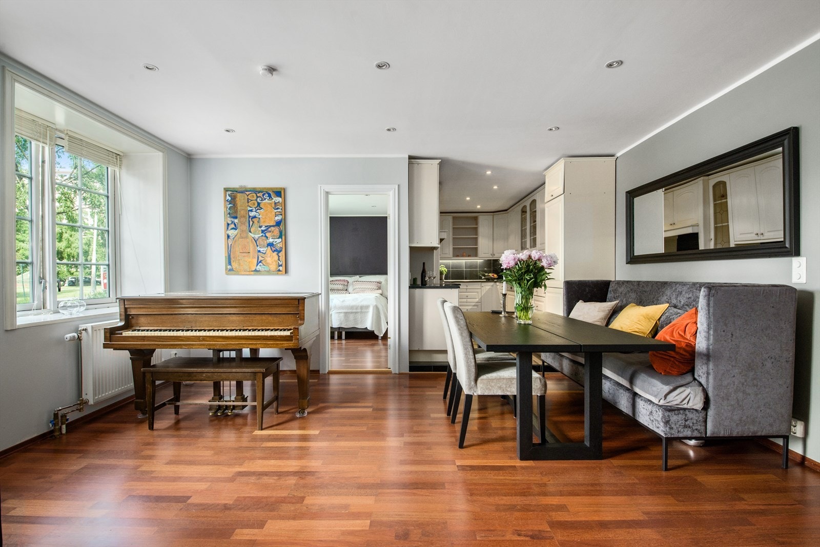 Stuen har naturligdefinerte soner og god plass til sofaløsning og langbord Galleribilde