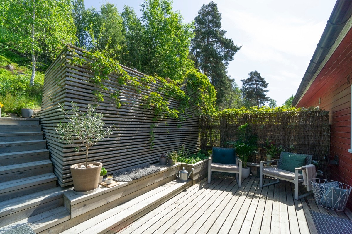 Terrassen er arkitekttegnet og grenser mot naturtomt Galleribilde