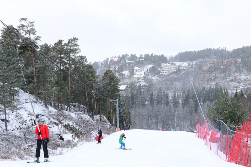 Ski-in, ski-out: Sloreåsen slalåmbakke brukes aktivt hele vinterhalvåret, til glede for store og små Galleribilde