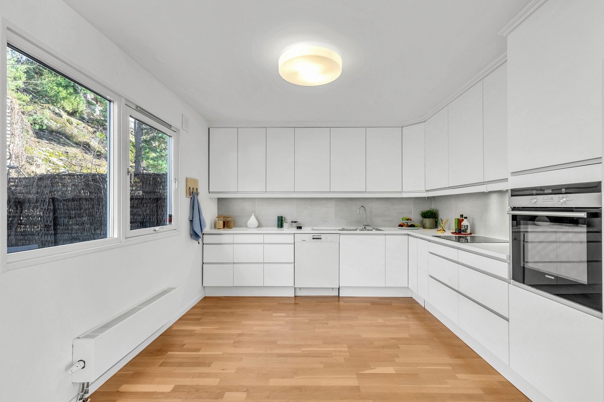 Stilrent og romslig kjøkken. Det er det også mulighet for å ha kjøkkenbord her Galleribilde