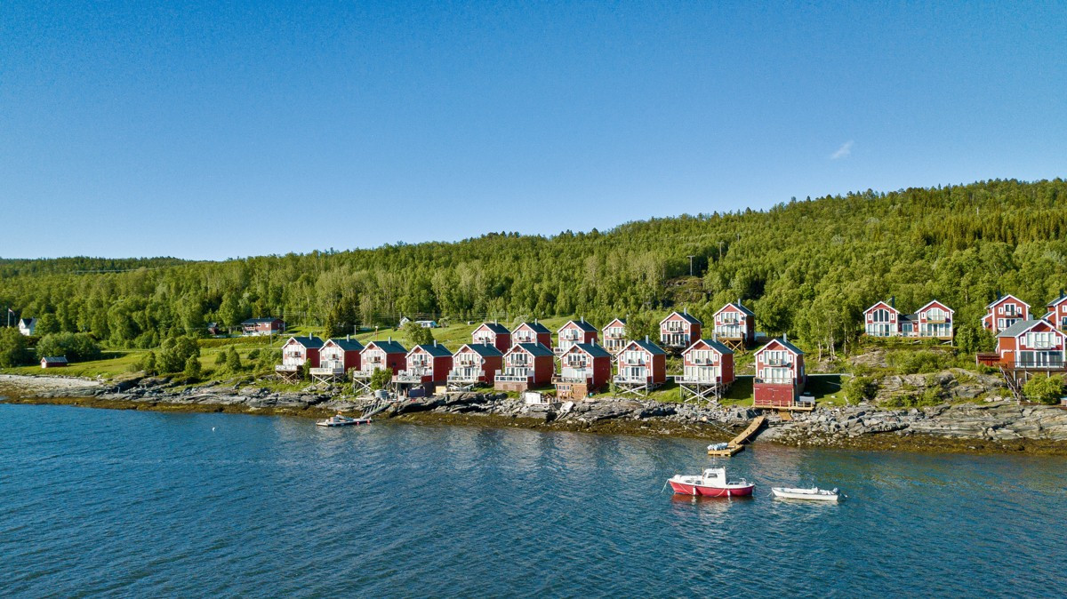 Rorbua ligger i naturskjønne omgivelser i Malangen