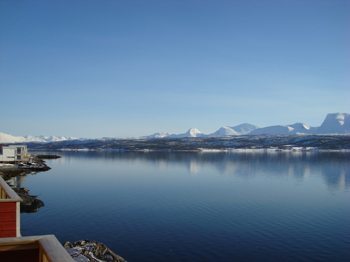 Nydelig utsikt mot fjord og fjell