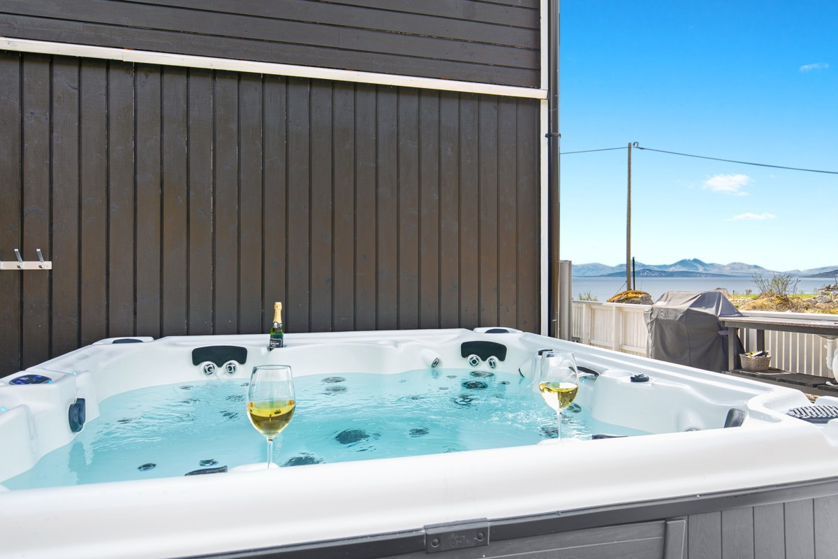 Det er etablert spa-bad i lunt hjørne av plattingen