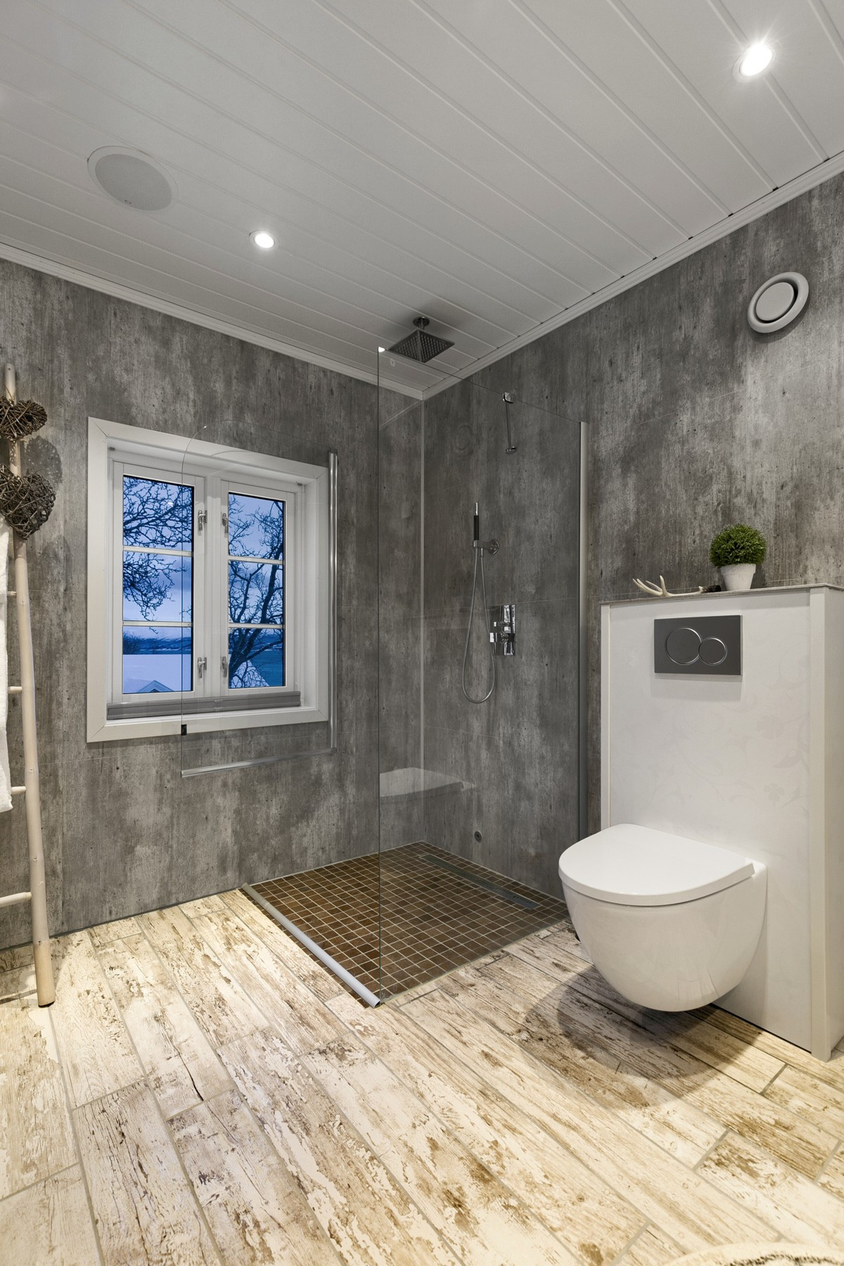Stilfull baderomsinnredning, samt opplegg til vaksemaskin