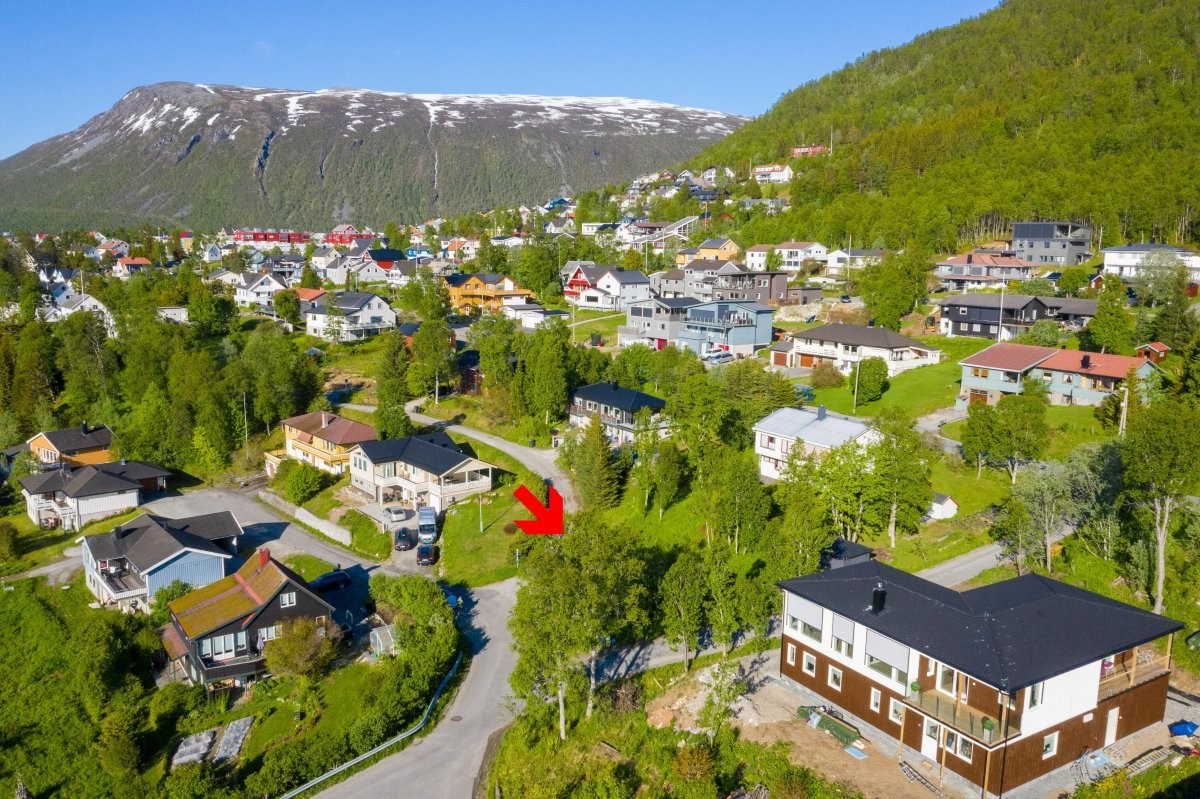 Sentral beliggende tomt med nærhet til både skole, barnehage og kjøpesenter med flere servicetilbud