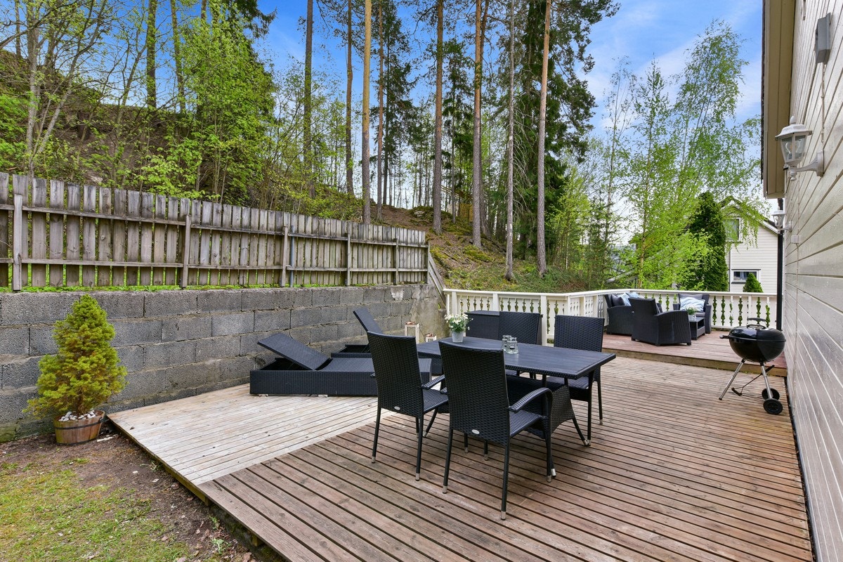 Fra spisestuen er det en stor terrasse og platting på ca. 48 kvm, som strekker seg fra sør til øst. Galleribilde