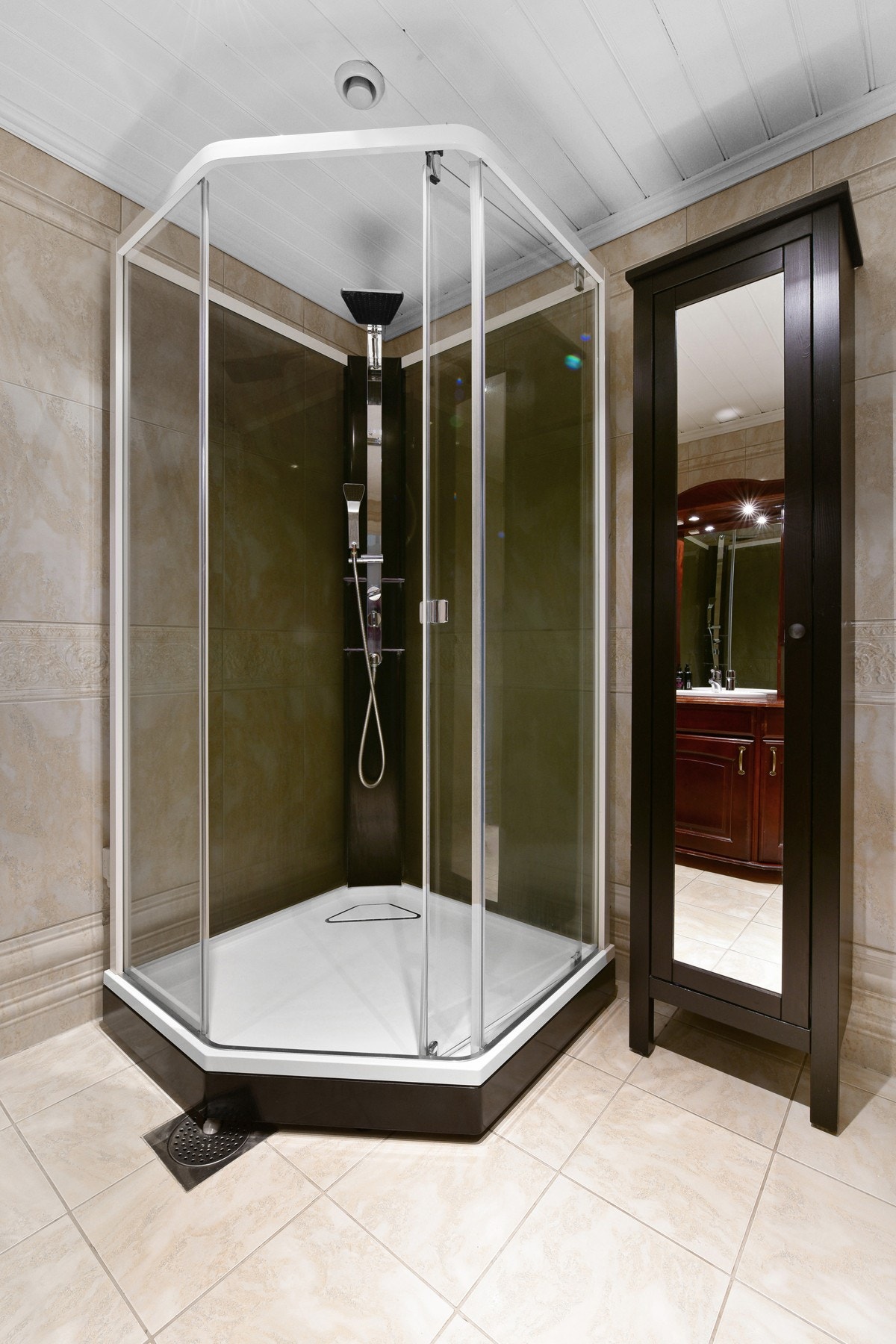 Badet har downlights i himling, samt marmorerte fliser på gulv og vegger. Galleribilde