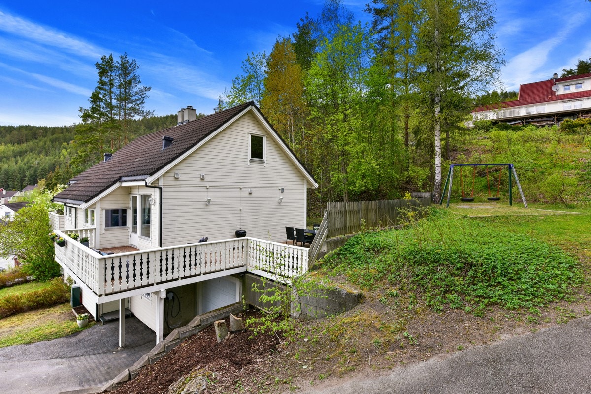Eiendommen ligger innerst i blindvei i et rolig, attraktivt og barnevennlig boligområde. Galleribilde
