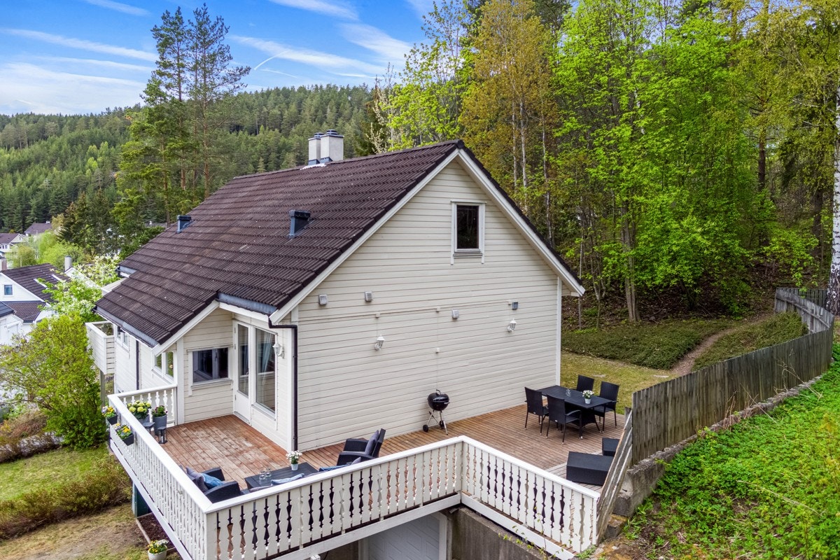 Videre er det lysmalt rekkverk i forkant, og terrassebord på dekke. Galleribilde