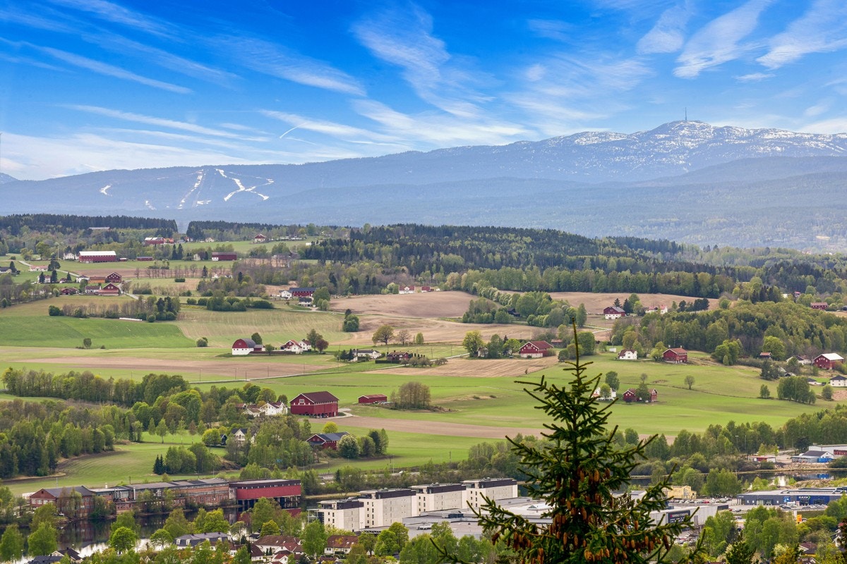 Eiendommen kan by på flott utsikt mot Eikerbygdene og Kongsberg. Galleribilde