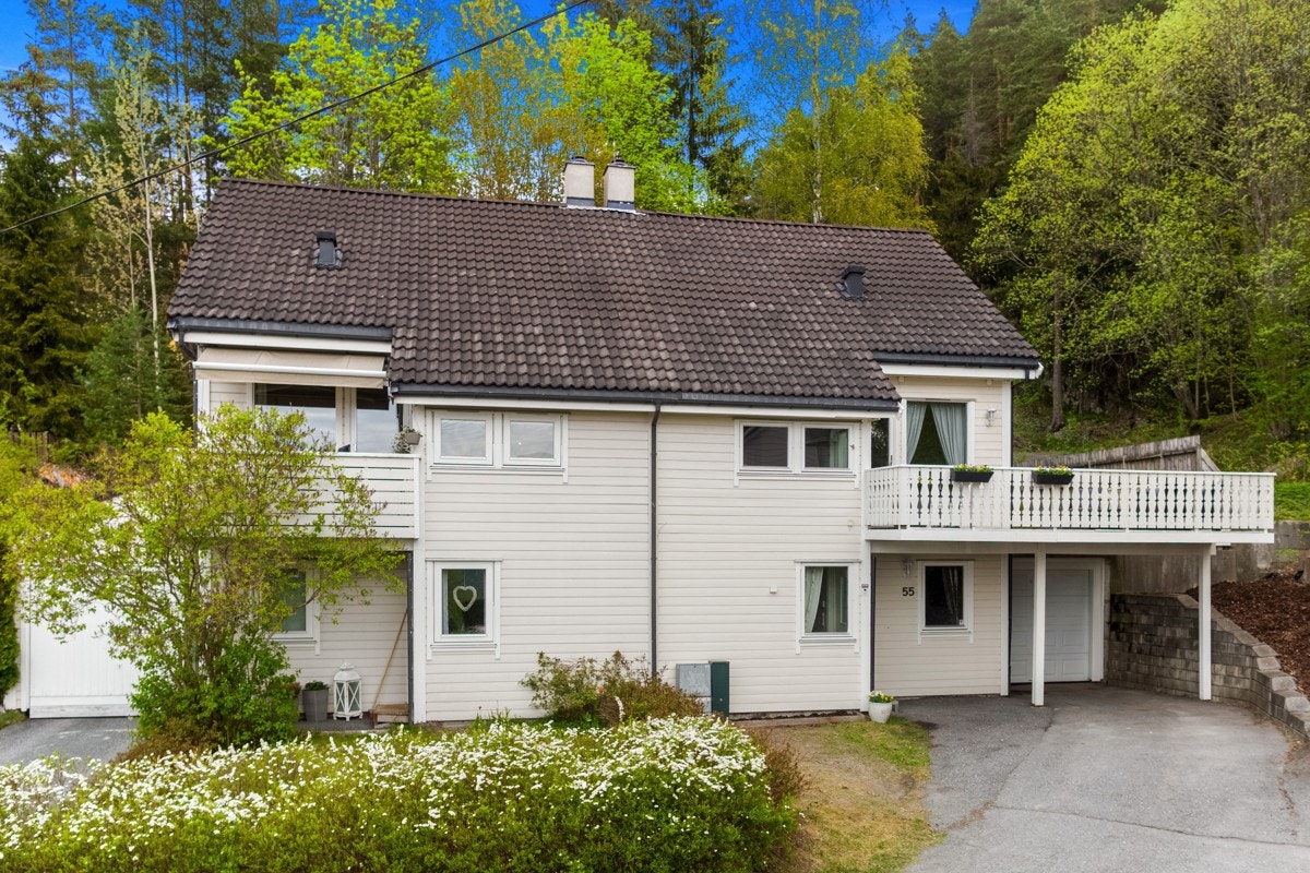 Eiendommen ligger i et rolig, attraktivt og barnevennlig boligområde i Krokstadelva/Stenseth. Galleribilde