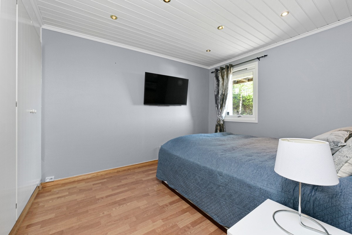 Det svale hovedsoverommet ligger i underetasjen, og har downlights i himling og plassbygde garderobeskap. Galleribilde