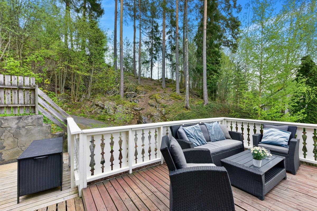 Uteplassen har god plass for solrike sittegrupper. Galleribilde