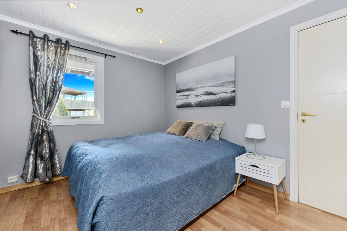 Eneboligen har tre romslige og fine soverom, med ett i underetasjen og to i andre etasje. Galleribilde