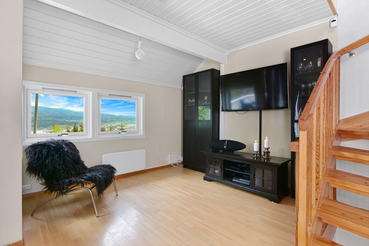 I stuen er det god plass til både sofaløsning og tv-krok. Galleribilde
