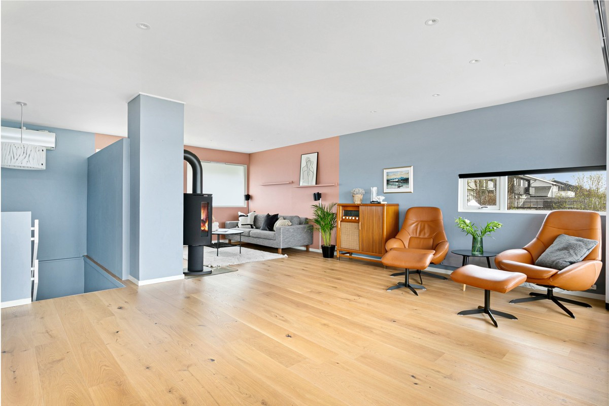 Hovedstue deles fint inn i flere soner med sofakrok, lounge mv.