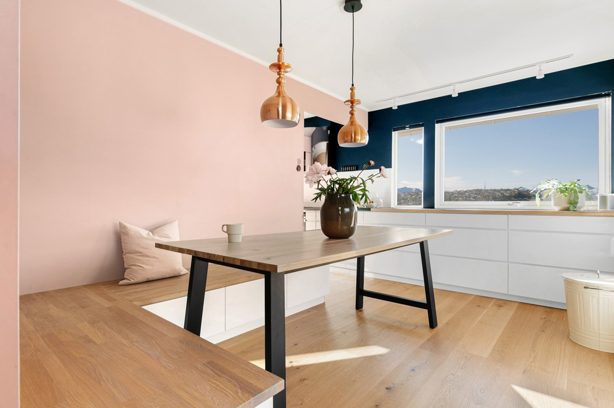 Her er det god plass til stort spisebord og plassbygd benk med oppbevaring