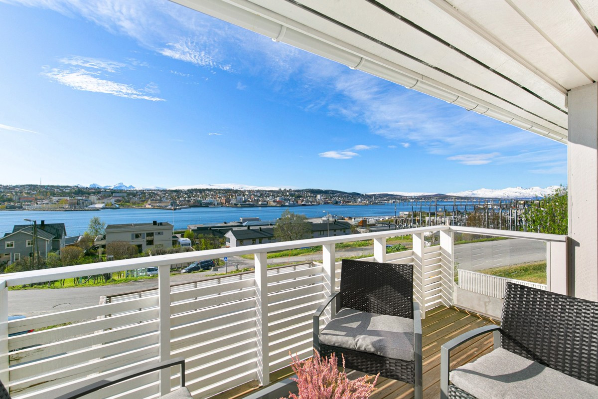 Overbygd veranda med adkomst fra hovedstue i 2. etasje