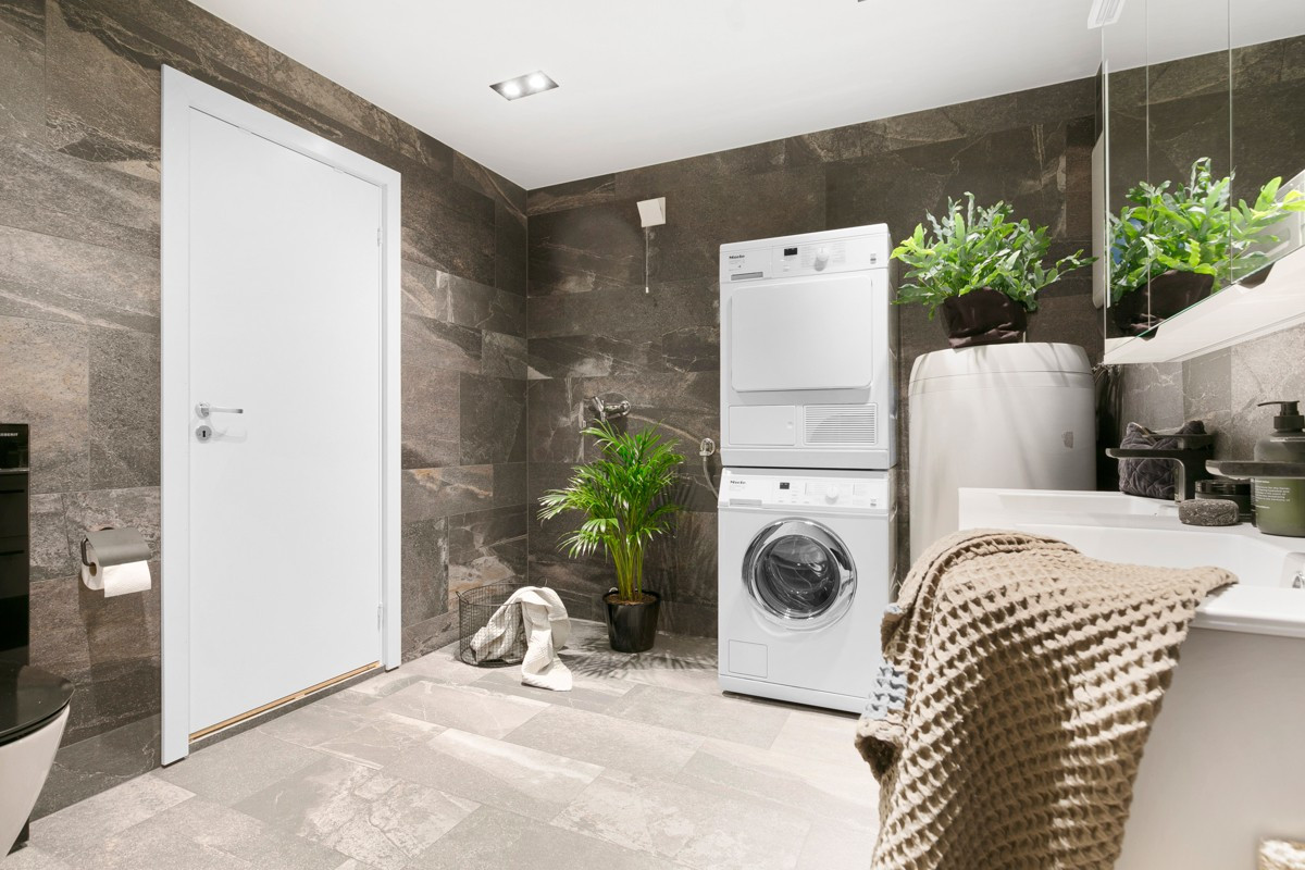 Hovedbad i 1. etasje i samme flotte utførelse som 2. etasje - Walk-in-closet innenfor badet
