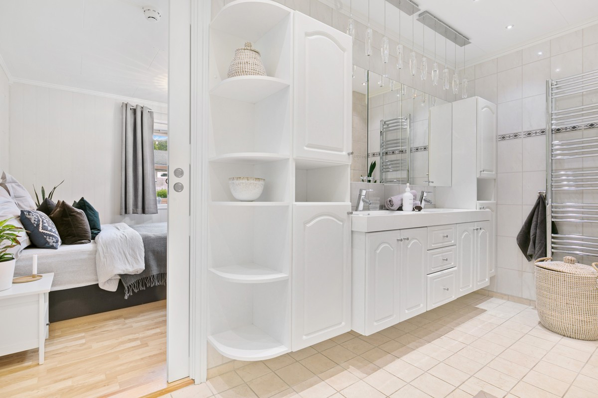Badet i 1.etasje har direkte inngang til hovedsoverommet.