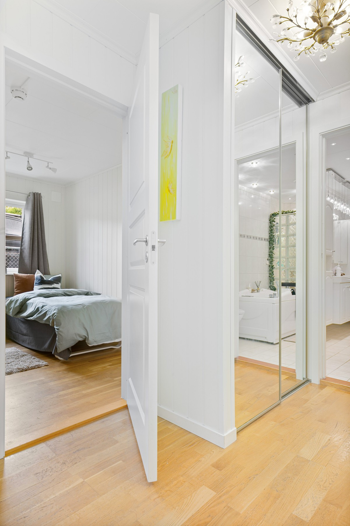 Gang med praktisk skyvedørsgarderobe