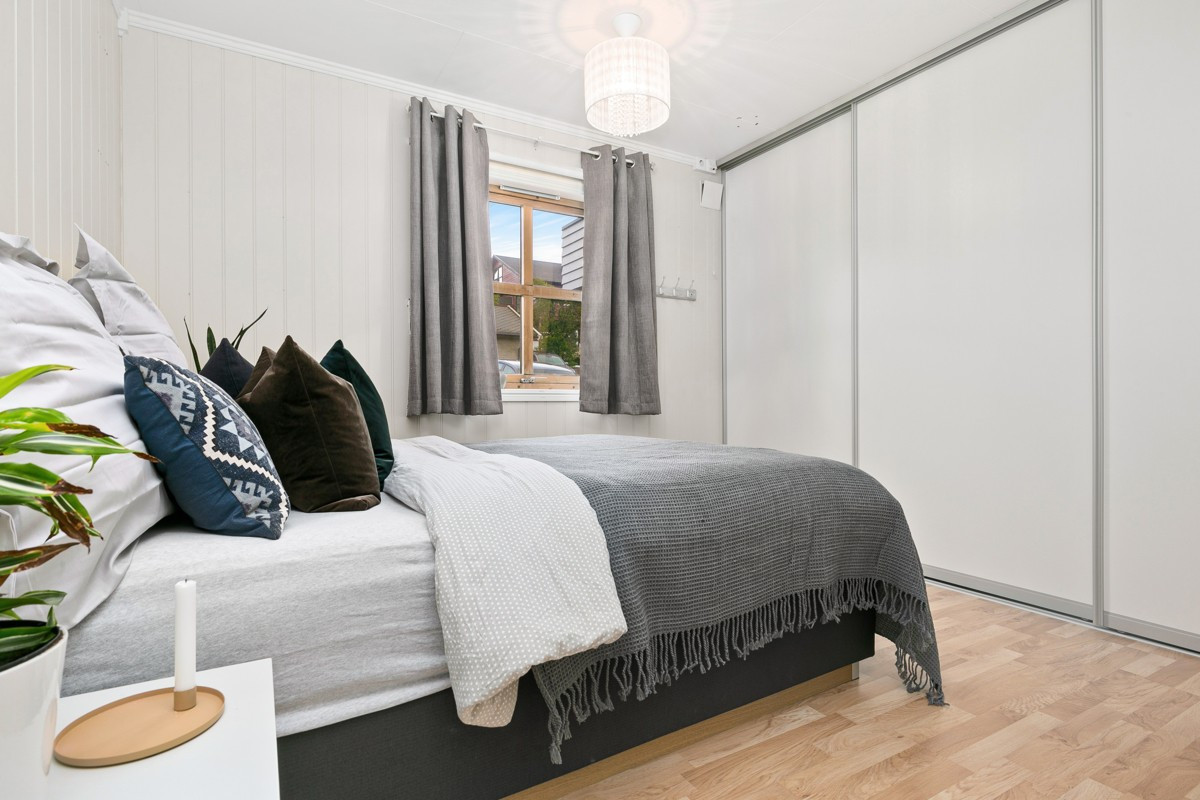 Hovedsoverommet har også en romslig skyvedørsgarderobe
