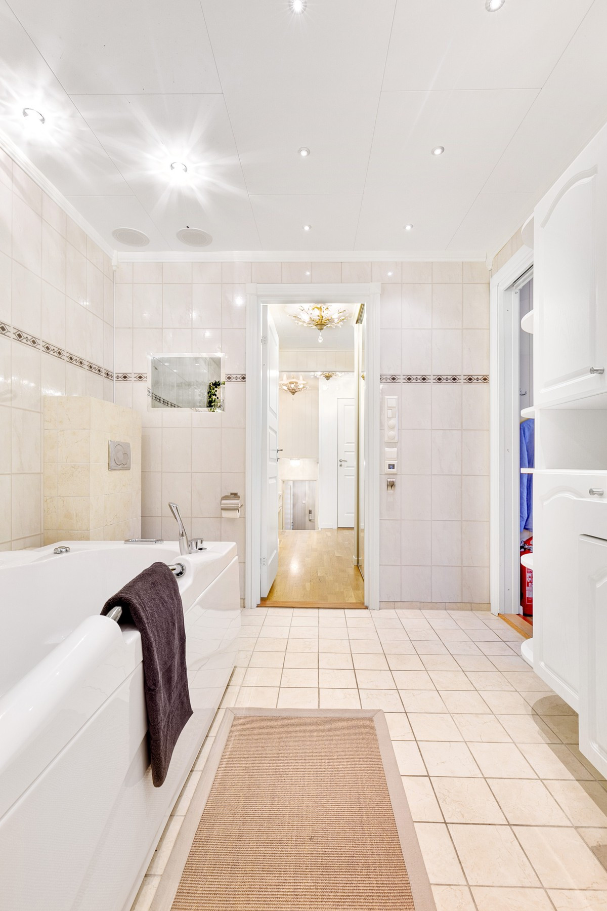 Det er montert downlights i himling