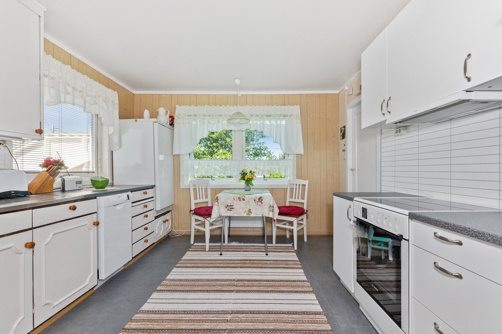 Kjøkkenet har godt med benke og skapplass. Galleribilde