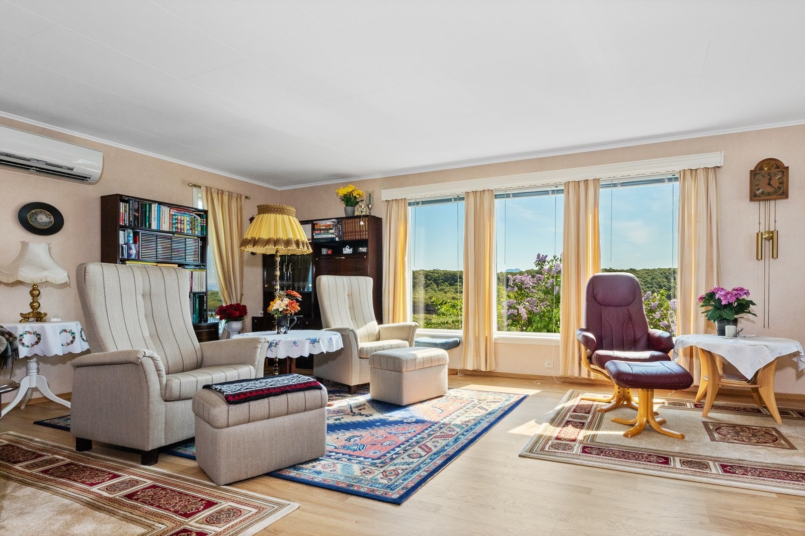 Vinduene i stuen "rammer inn" den fantastiske naturen som omkranser eiendommen. Galleribilde