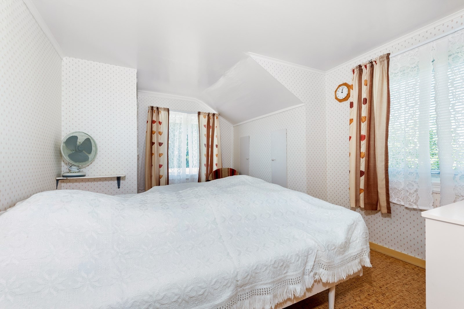 Vinduene gir godt med naturlig lys og man kan stå opp å sjekke dagens vær når man starter dagen. Galleribilde